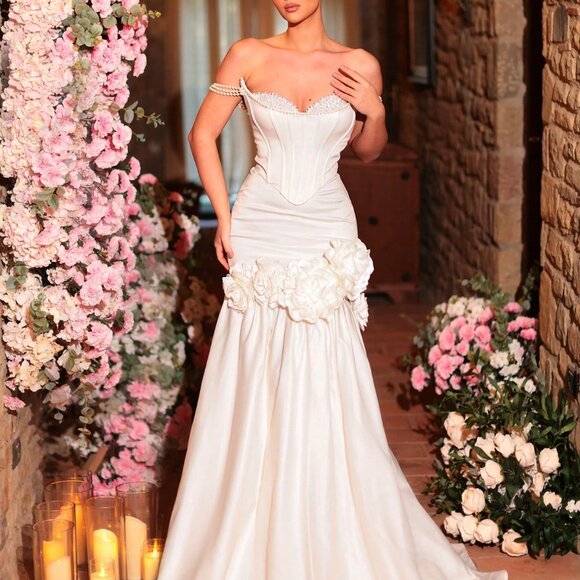 White Luxurious Women's Elegant Wedding Dress - Picture 4 of 6